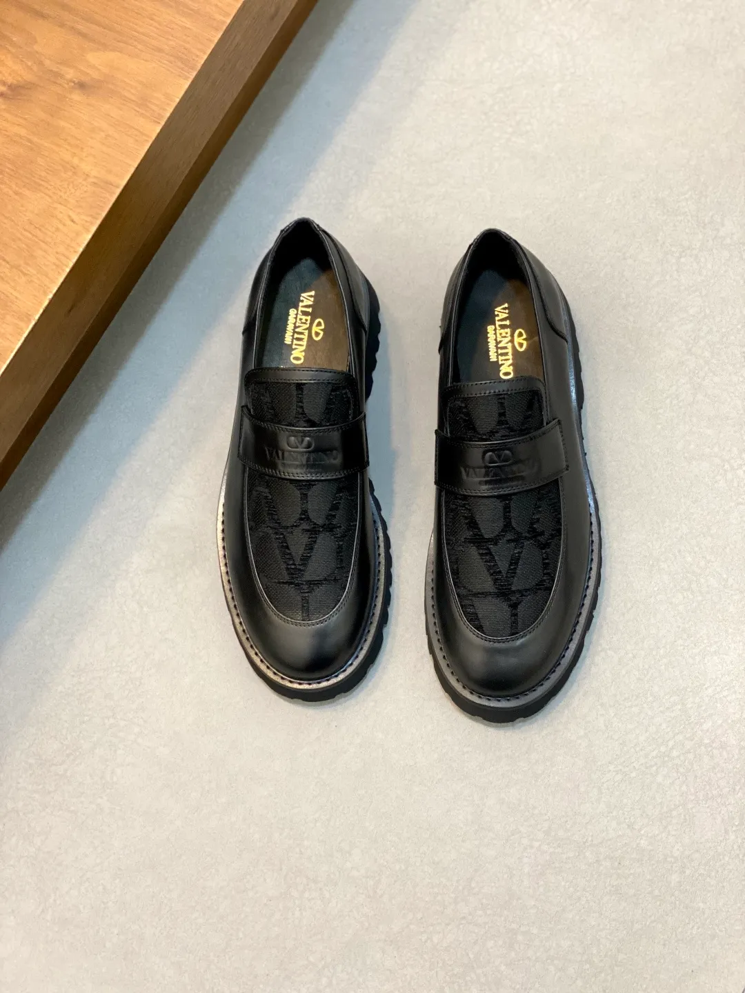 Men's shoes 💰740 VALENTINO Valentino's new men's fashionable casual leather shoes. These leather shoes are made of imported cowhide leather uppers, dyed calfskin lining and calfskin insoles. The upper foot is soft, comfortable and breathable. Comes with complete packaging in the original box! Visible details and quality. Size: 39-44 (customized at 38.45.46)
